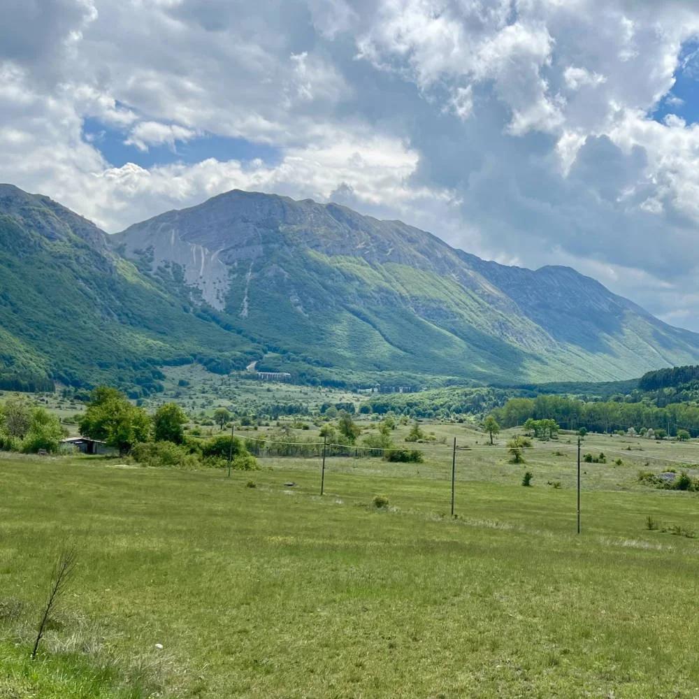 I pascoli di Pizzoli con il Gran Sasso sullo sfondo